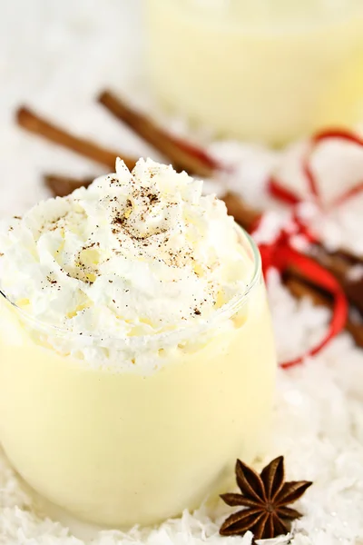 Eggnog com creme de chicote e canela — Fotografia de Stock