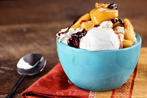 Helado de vainilla con manzana arándano crujiente — Foto de Stock