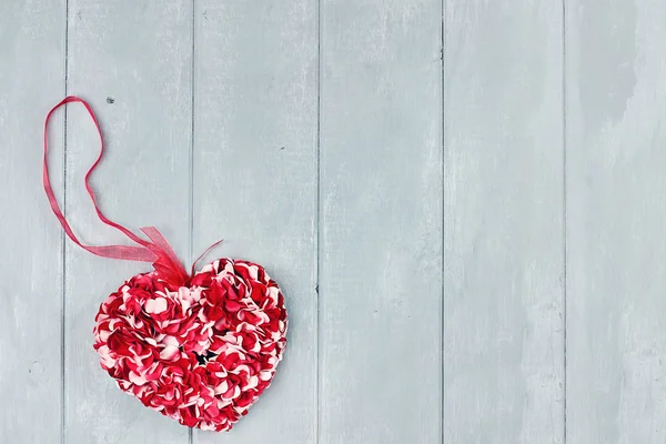 До дня Святого Валентина день квіткові пелюстки серця — стокове фото