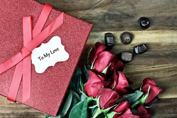 Confezione regalo con rose e cioccolato — Foto Stock