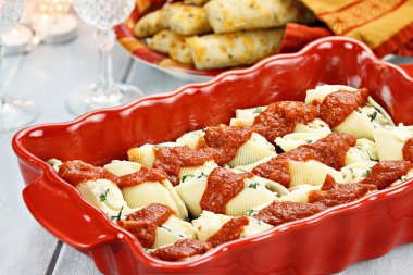 Ricotta peyniri kabukları ve ekmek dolması