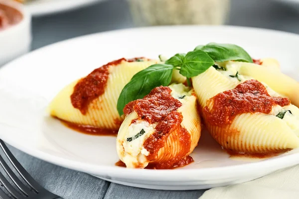 Tres conchas rellenas de queso — Foto de Stock