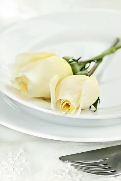 Roses and Place Setting — Stock Photo, Image