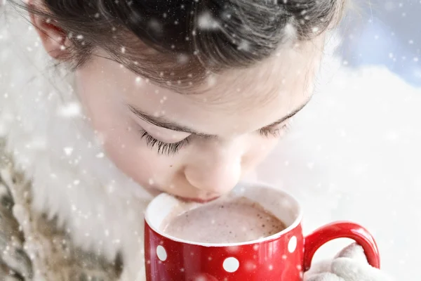 Menina nova bebendo chocolate quente ao ar livre — Fotografia de Stock