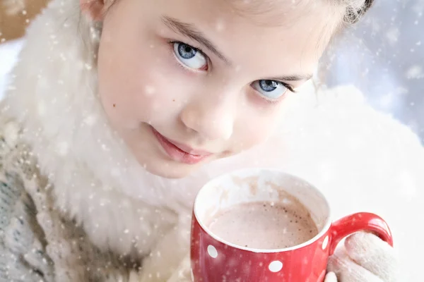 Chica bebiendo chocolate caliente al aire libre — Foto de Stock