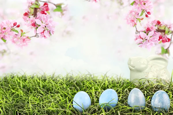 Oeufs de Pâques dans l'herbe — Photo