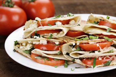 Keçi peyniri ve domates Quesadillas