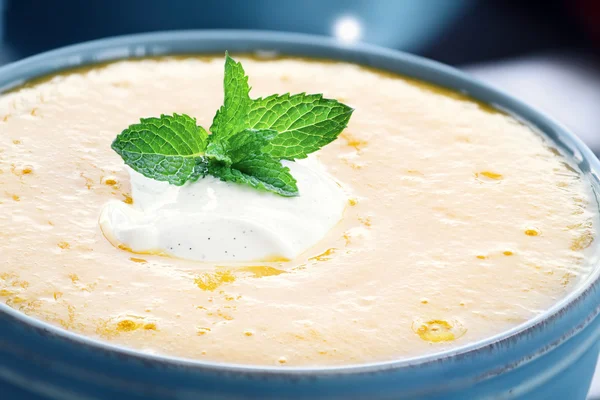 PEACH SOUP WITH VANILLA SOUR CREAM — Stock Photo, Image