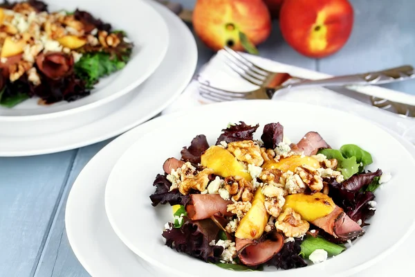 Ensaladas de durazno, gorgonzola y pastrami —  Fotos de Stock