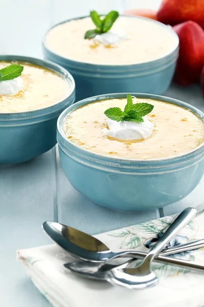 Chlazené Broskvová polévka s vanilkovou zakysanou smetanou — Stock fotografie