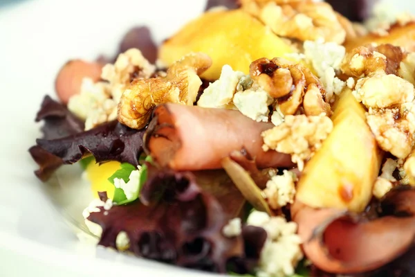 Close up de pêssego, Gorgonzola e salada Pastrami — Fotografia de Stock