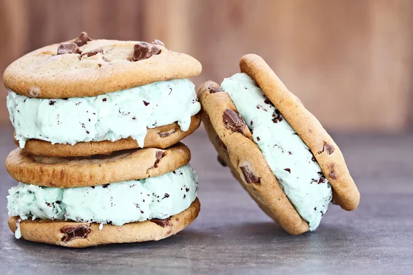 Chocolate Chip Mint Ice Cream Cookie Sandwiches — Stock Photo, Image