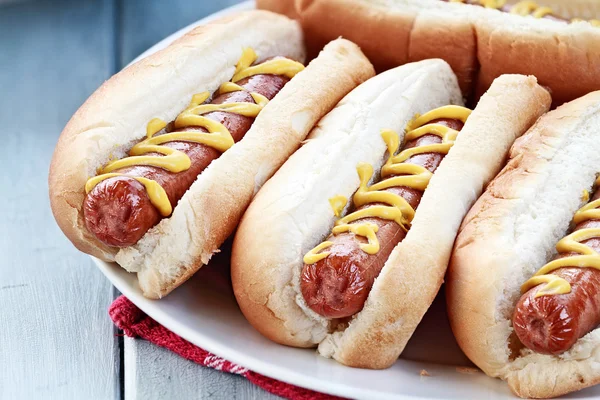 Hotdogs mit Senf — Stockfoto