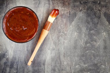 Barbekü sosu ve fırça