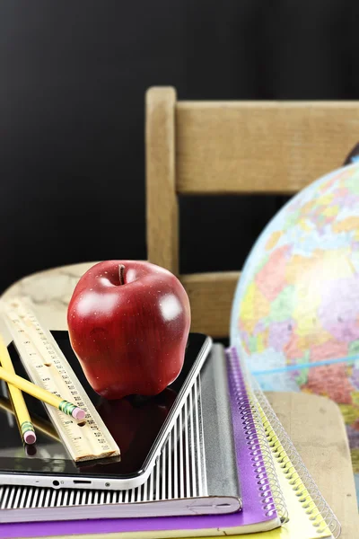 Apple en schoolbenodigdheden — Stockfoto