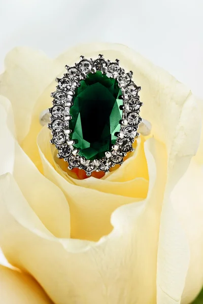 Emerald and Diamond Ring — Stock Photo, Image