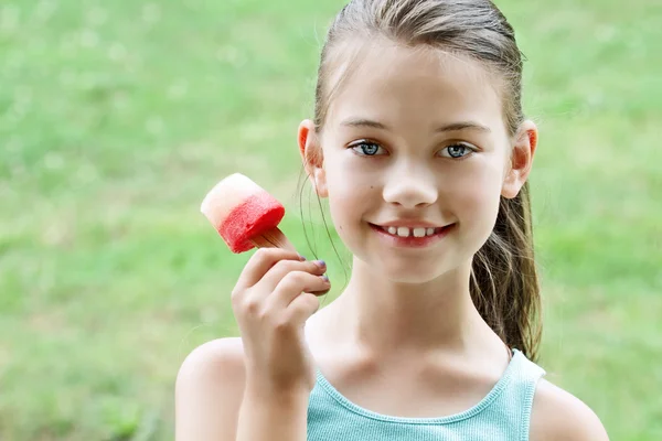 Bambino mangiare sano ghiacciolo di frutta — Foto Stock