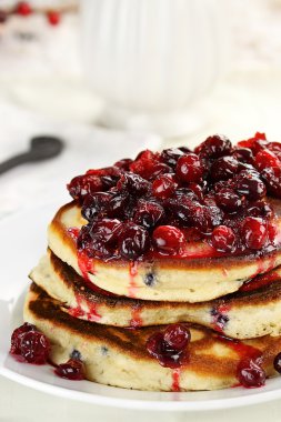Kızılcık şurubu ile Pancakes