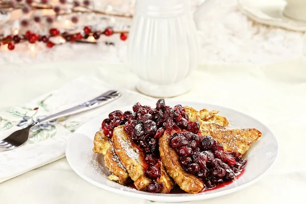 Brusinky nad francouzský Toast — Stock fotografie