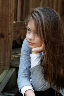 Basamaklarında oturan güzel genç kız