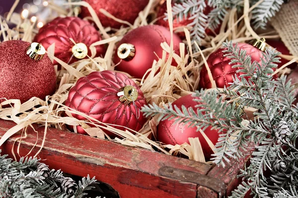 ガラスのクリスマス飾りの箱 — ストック写真