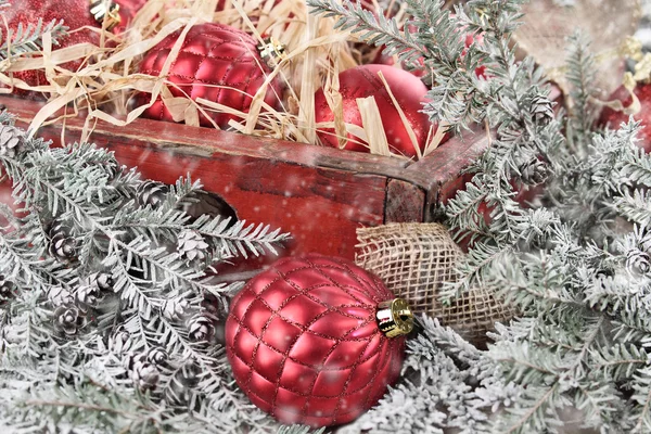 Vak van rode glas Kerst ornamenten — Stockfoto