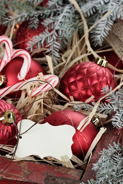 Caja de adornos de Navidad de vidrio y etiqueta en blanco — Foto de Stock