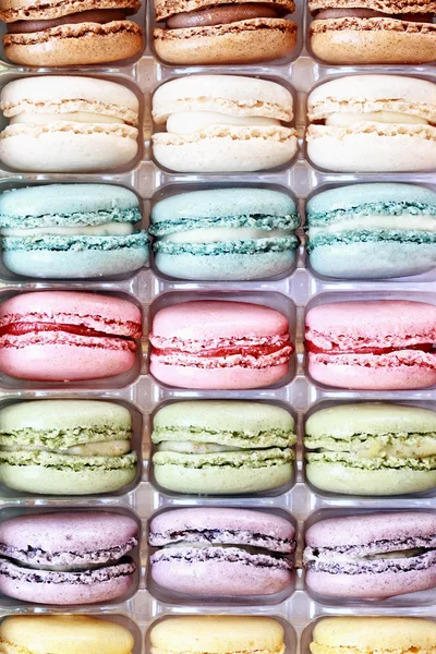 Zasobnik świeżych Macarons kolorowy — Zdjęcie stockowe