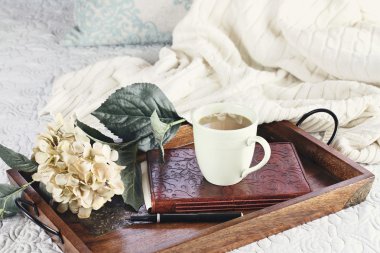 Yatakta sıcak kahve