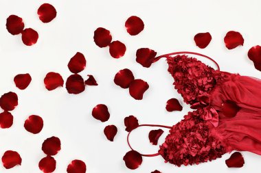 İç çamaşırı ve gül yaprakları 
