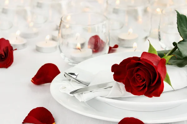 Ajuste de mesa de luz romántica vela —  Fotos de Stock
