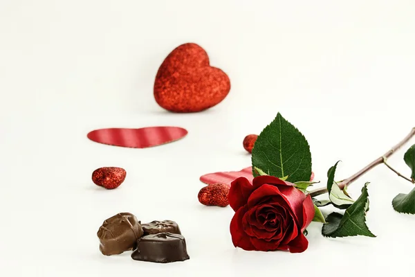 Rose à longue tige et bonbons au chocolat — Photo