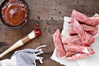 Taze kır kaburga ve barbekü sosu