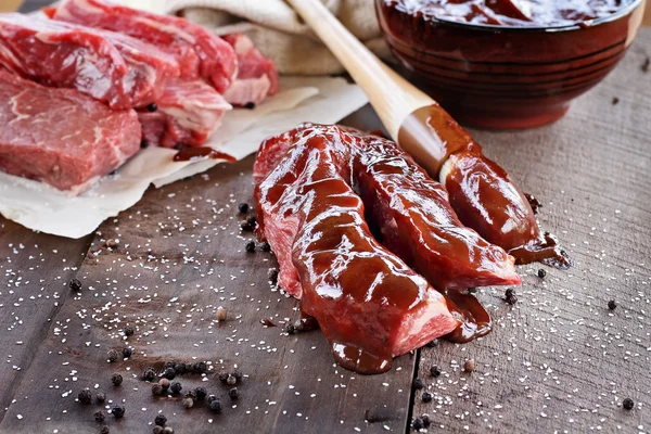 Costeletas de carne e molho de churrasco — Fotografia de Stock