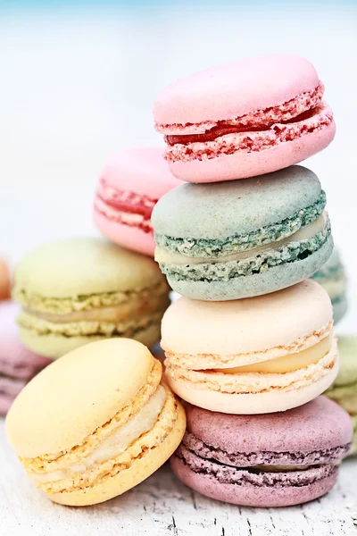 Pastel renkli Macarons yığılmış — Stok fotoğraf