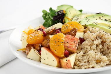 Quinoa ve elma salatası