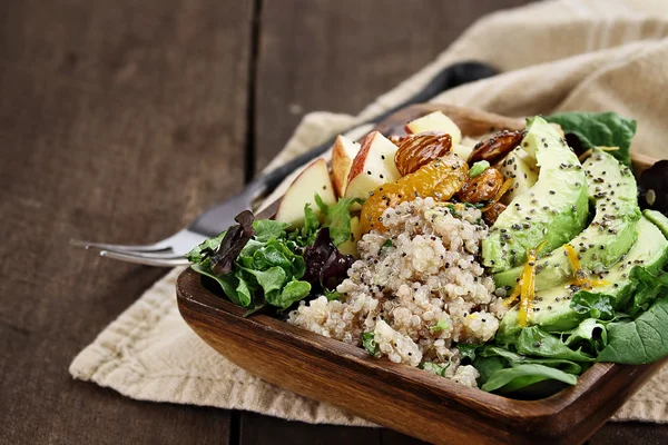 Avokado ve Quinoa salata — Stok fotoğraf