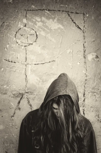 Депрессивная суицидальная девушка стоит под виселицей — стоковое фото