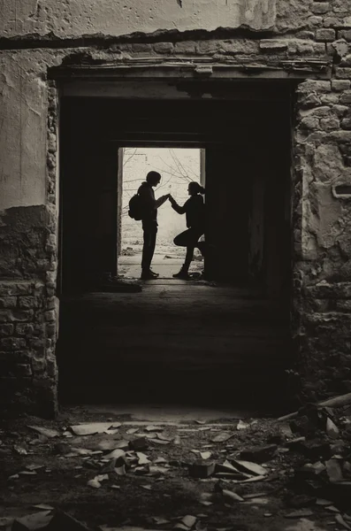 Silhouettes de garçon et de fille réunion secrète dans un bâtiment abandonné — Photo