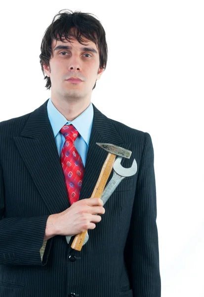 Jovem empresário segurando martelo e chave como metáfora — Fotografia de Stock