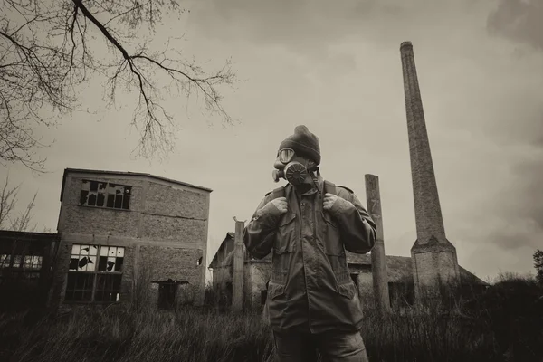 Sobreviviente post apocalíptico en máscara de gas y mochila Imagen de archivo