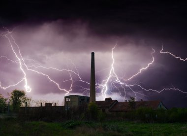 Gök gürültüsü, Lightning'ler ve yaz terkedilmiş fabrikada üzerinde fırtına