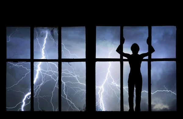 Silueta del hombre mirando relámpagos, truenos, lluvia y tormenta —  Fotos de Stock