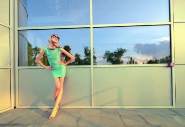 Güzel uzun boylu moda model modern binanın önünde poz 