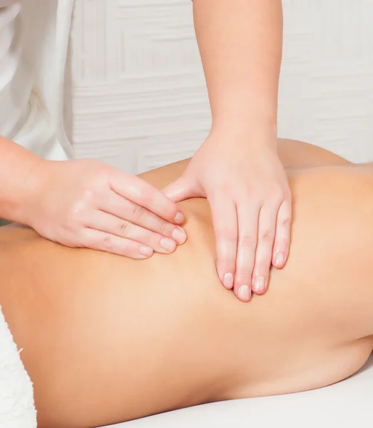 Chica joven recibiendo masaje de espalda profesional en spa de belleza . — Foto de Stock