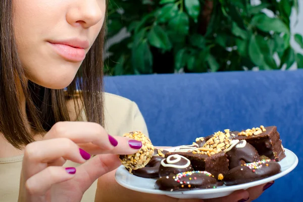 Menina adolescente bonita comer biscoitos de chocolate — Fotografia de Stock
