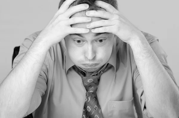 Hombre de negocios cansado preocupado sosteniendo su cabeza . —  Fotos de Stock