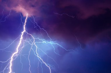 Ağır fırtına gök gürültüsü, lighnings ve yağmur getiren