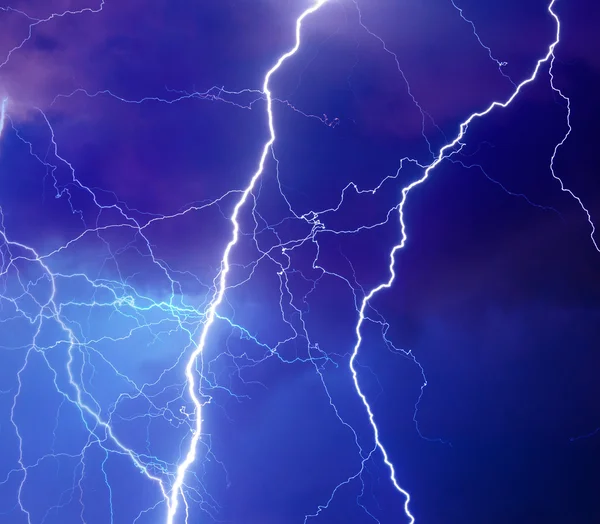 Tempestade forte trazendo trovões, relâmpagos e chuva — Fotografia de Stock