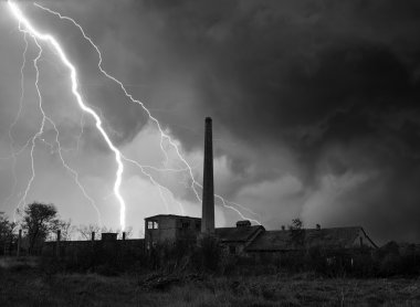 Gök gürültüsü, Lightning'ler ve yaz terkedilmiş fabrikada üzerinde fırtına